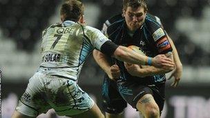 Y Gweilch yn ceisio rhwystro Chris Fusaro