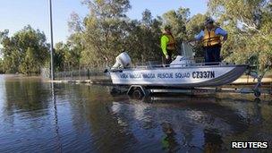 Emergency personnel arriving in Wagga Wagga 6 March, 2012