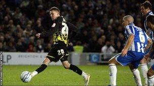 Joe Mason yn sgorio dros Gaerdydd