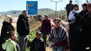 Сирийские беженцы у своего лагеря в Рейханлы, Турция, 4 марта 2012 г.