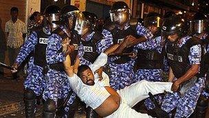 Police disperse Maldives opposition protest (February 2012)