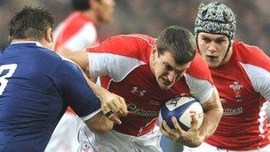 Sam Warburton, guda Dan Lydiate y tu ôl iddo yn ymosod yn erbyn Ffrainc yn rownd gyn-derfynol Cwpan y Byd 2011