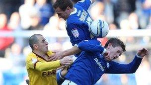 Liam Lawrence a Aron Gunnarsson o Gaerdydd yn cystadlu am y bêl yn erbyn Dean Marney
