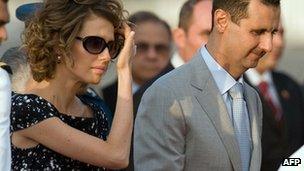 Bashar al-Assad (R) and his wife Asma arrive at Maiquetia airport in Venezuela on June 25, 2010