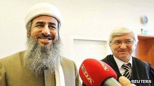 Mullah Krekar (L) with one of his lawyers in a courtroom in Oslo