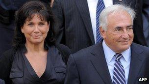 Dominique Strauss-Kahn with his wife Anne Sinclair outside court in New York (23 Aug 2011)