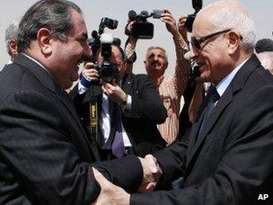Iraqi Foreign Minister Hoshyar Zebari greets Arab League Secretary General Nabil al-Arabi in Baghdad (25 March 2012)