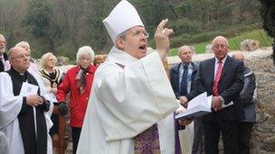 Yr Esgob Cameron yn bendithio'r gloch