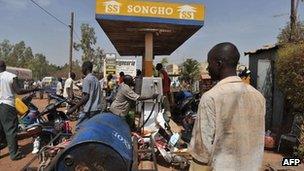 Residents queue at a petrol station to buy fuel on 3 April 2012 in Bamako