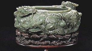 Jade water trough on wooden stand, Qing Dynasty