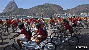 Велосипедисты в Рио-де-Жанейро на фоне горы Сахарная голова
