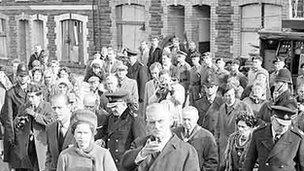 Y Frenhines a dug Caeredin yn Aberfan yn 1966