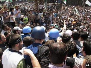 UN observers are surrounded by anti-government protesters in Douma (23 April 2012)
