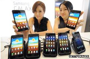 Models show Samsung S2 handsets