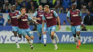 Jack Collison yn dathlu wedi ei gôl agoriadol