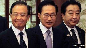 Chinese Premier Wen Jiabao (L), South Korean President Lee Myung-bak (C) and Japanese Prime Minister Yoshihiko Noda at a Beijing press conference, 13 May 2012