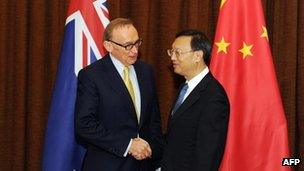 Australian Foreign Minister Bob Carr (L) meets with Chinese Foreign Minister Yang Jiechi at the Foreign Ministry in Beijing on 14 May, 2012