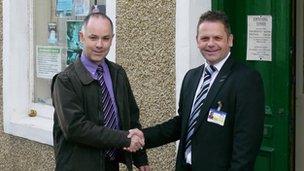 Cathraiche nan Samaratanach sna h-Eileanan an Iar, Aonghas MacLeòid a' faighinn dearbhadh bho Àrd-oifigear NHS nan Eilean Siar, Gòrdan Jamieson, mun t-suim airgid.