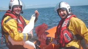 Lifeboat rescues bird caught in netted bag off Fife coast - BBC News