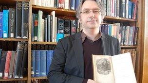 Dr Stephen Colclough o Ysgol Saesneg Prifysgol Bangor