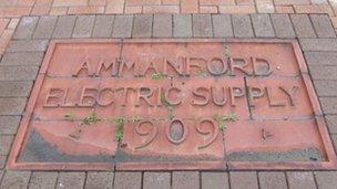 Plac yr hen Ammanford Electric Supply a welir yn Heol y Ffowndri – un ardal lle mae adfer yn mynd i ddigwydd