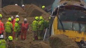 Y tren yn dilyn y ddamwain