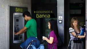 People queuing at Bankia ATM
