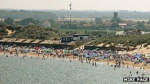 Sea Palling independent lifeboat crew back on duty - BBC News