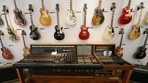 Auction of vintage guitars and music equipment owned by guitar maker Les Paul
