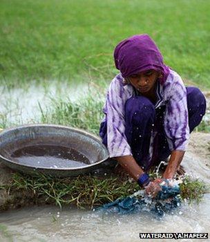 Girl washing clothes (WaterAid/A.Hafeez)