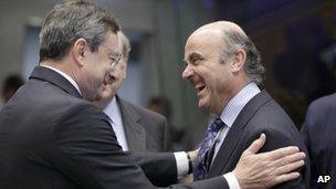 Spain's Economy Minister Luis De Guindos (right) talking to European Central Bank President Mario Draghi
