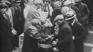 People in 1930s queuing for food