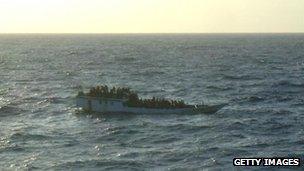 На этой раздаточной фотографии, предоставленной Австралийским управлением морской безопасности, лодка, на борту которой находятся 150 подозреваемых просителей убежища, видна перед тем, как судно затонуло к северу от острова Рождества, 27 июня 2012 года.