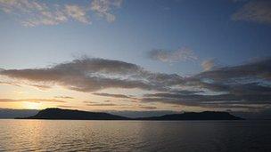 Eilean Eige (le cead bho Undiscovered Scotland)