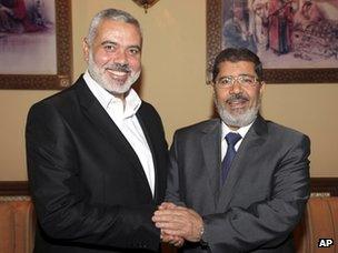 Ismail Haniya shakes hands with Mohammed Mursi (26 July 2012)