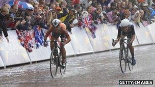 Lizzie Armitstead (r) in the sprint for the finish