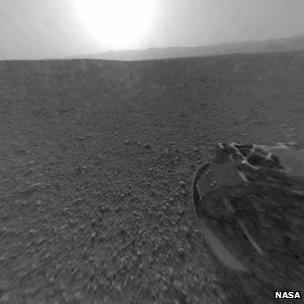 Photo shows Mars rover descent - BBC News