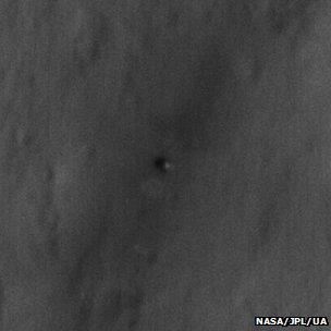 Nasa's Curiosity rover pictured on Mars by MRO satellite - BBC News