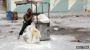 A rebel fighter in Salah al-Din in Aleppo (13 Aug 2012)