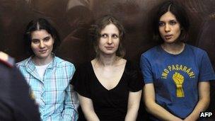 Yekaterina Samutsevich (L), Maria Alyokhina (C) and Nadezhda Tolokonnikova (R) in court in Moscow (17 Aug 2012)