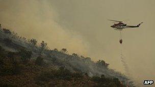 Fire brigade helicopter pours water to extinguish a wildfire in Ojen, 31 Aug