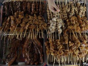 A makeshift isaw stall selling along a sidewalk in Manila