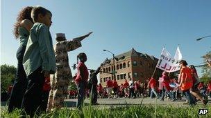Residents watch as teachers strike in Chicago, Illinois 15 September 2012