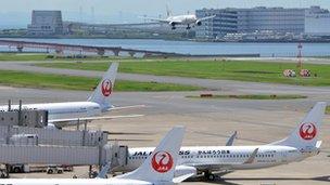 Самолеты Japan Airlines припаркованы в токийском аэропорту Ханеда