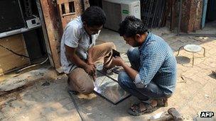 Двое мужчин работают в Дхарави