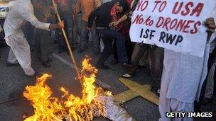 Protesters in Islamabad burn a replica drone (28 Oct 2011)