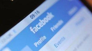 Gwefan Facebook ar ffôn symudol