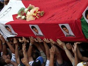 Mourners carry the coffin of Ali Ahmed Mushaima (2 October 2012)