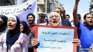 A woman holds up a banner saying "No to an expired government" at a protest demanding political reforms in Amman (4 May 2012)