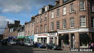 Forfar clubs and pubs to cut crime with radios and CCTV - BBC News